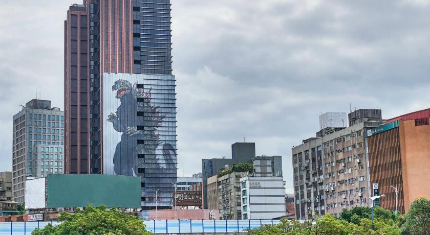 ホテルグレイスリー台北壁画のゴジラ